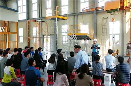 21일 안전보건공단 경남안전체험교육장에서 주택도시보증공사 직원들이 안전교육을 받고 있다. 
