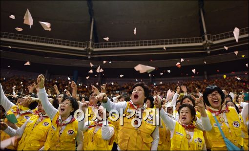[포토]봉사의 마음을 담은 비행기 날리기