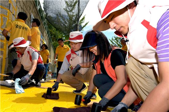 기아자동차 광주공장(공장장 김종웅)은 22일 교통사고로부터 어린이들의 안전을 지키기 위해 초록우산어린이재단에서 실시하는 옐로카펫사업을 후원하기로 했다.