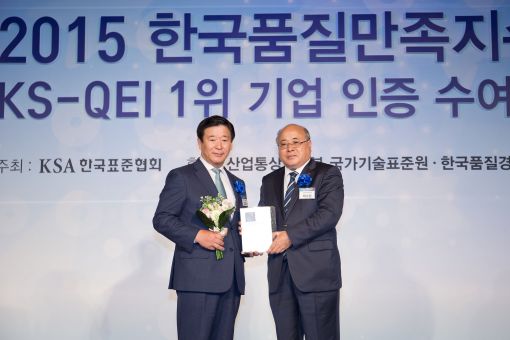 김경수 에몬스가구 회장(왼쪽)이 18일 을지로 서울 롯데호텔에서 열린 시상식에서 백수현 한국표준협회 회장으로부터 '2015 한국품질만족지수(KS-QEI) 1위 기업' 인증패를 받고 있다.