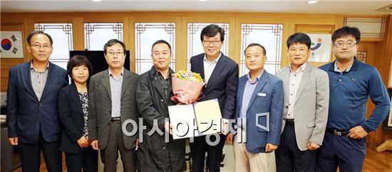장흥군은 21일 장흥군청 회의실에서 조각가 정진홍 씨와 작품 기부 협약식을 체결했다.