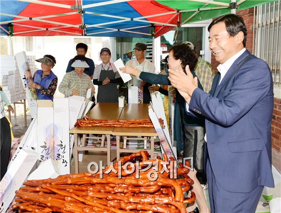 [포토]최영호 남구청장, 장수지팡이 청려장 출하 현장 방문