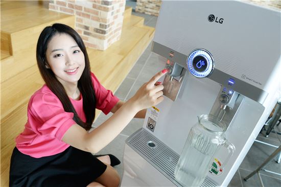 LG전자, 전기료 부담 줄인 '스탠드형 인버터 정수기' 출시