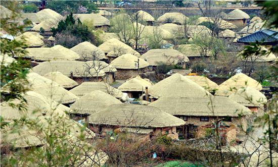 양반들의 기와 가옥으로 이뤄진 민속마을은 전국에 여럿 있다. 하지만 초가집 노란 지붕으로 마을을 이룬 백성들의 터전이 지금까지 유지되는 곳은 낙안읍성이 유일하다.
