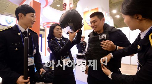 [포토]2015 공직박람회 개최....체험하는 학생들