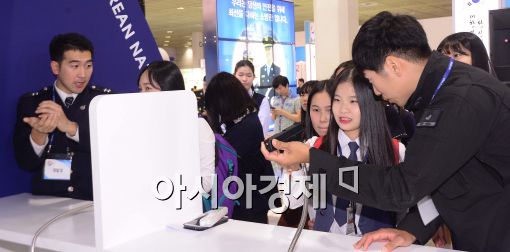 [포토]공직박람회 찾은 학생들....'체험을 하며'