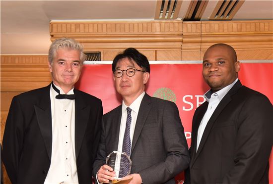 22일 홍콩에서 열린 '아시아태평양 구조화상품&파생상품 어워즈(Asia-Pacific Structured Products & Derivatives Awards)' 에서 NH투자증권이 아시아 태평양 지역 최우수 발행사에 선정됐다. (사진 왼쪽부터) 리차드 저리(Richard Jory) 글로벌 SRP 대표, 이선규 NH투자증권 IC운용본부장, SRP 관계자가 기념사진을 촬영하고 있다.