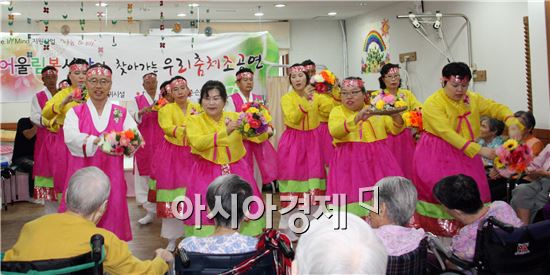 23일 광산구 우산동의 정신장애인 자활단체 송광사회복귀시설의 정신장애인들이 소촌동 어르신 요양시설인 ‘참사랑 실버케어’를 찾았다. 이들은 이날 어르신들 앞에서 30여분 동안 진도아리랑·도라지타령 등 우리가락에 맞춰 춤을 추고, 그동안 연습했던 체조도 선보였다. 
