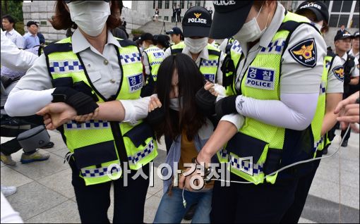[포토]연행되는 시위자들