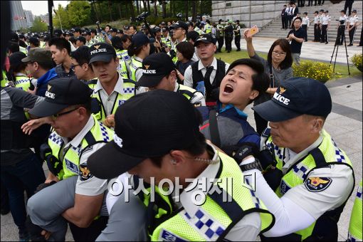 [포토]연행되는 시위자들