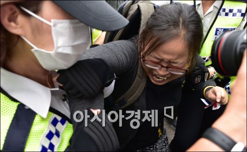 [포토]연행되는 시위자들