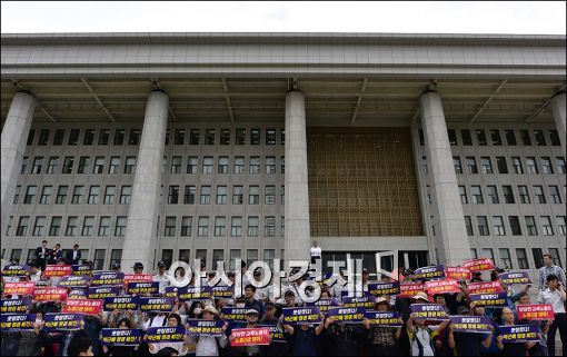 [포토]국회 본청 앞에서 구호 외치는 민주노총