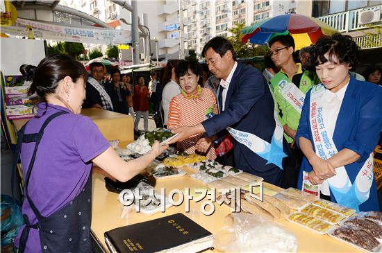 [포토]전통시장에서 제수용품 구입하는  최영호 남구청장