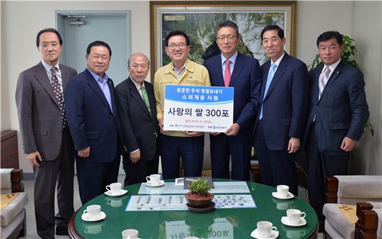 동대문구사회복지協, 저소득층에 쌀 10kg 300포 전달