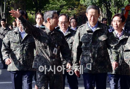 [포토]허창수 전경련 회장, 김용헌 수도방위사령관 대화