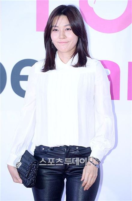 디스패치, 김하늘 열애 현장 공개…부모님 모시고 식사까지