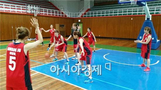 광주대 여자 농구부 선수들이 학교 체육관에서 2015남녀대학농구리그 준결승전에 대비한 전술 훈련을 하고 있다.
