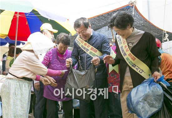 박철환 해남군수가 전통시장에서 제수용품을 구입하고있다.