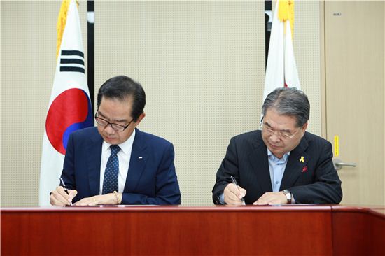 이재정 경기도교육감(오른쪽)이 24일 의정부 경기북부청사에서 한국가스안전공사와 학생들의 가스안전교육 협력을 위한 업무협약을 체결하고 있다. 