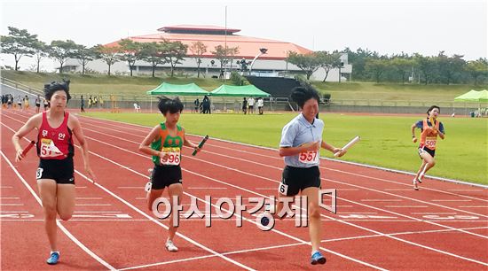 제25회 전라남도 교육감기 학년별 육상경기대회가 지난 22일부터 24일까지 3일간 해남 우슬경기장에서 열렸다. 