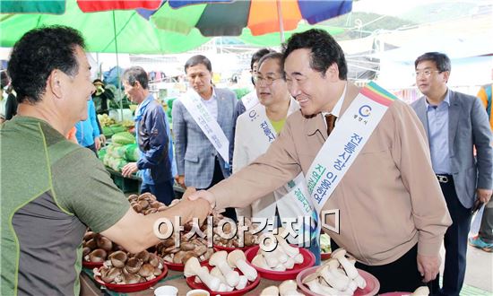 이낙연 전남도지사, 전통시장서 추석 물가 살펴