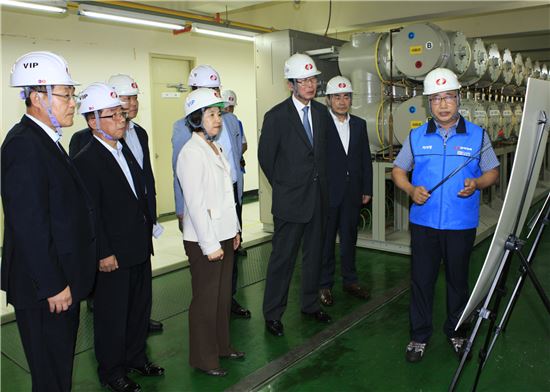 조환익 한국전력 사장(오른쪽 세번째)은 24일 전정희 의원(오른쪽 네번째)과 전북 익산 영등변전소에서 재해재난 발생대비 비상시 전력공급 대책을 점검하고 있다.