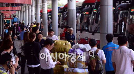 [포토]붐비는 고속터미널, '고향으로'