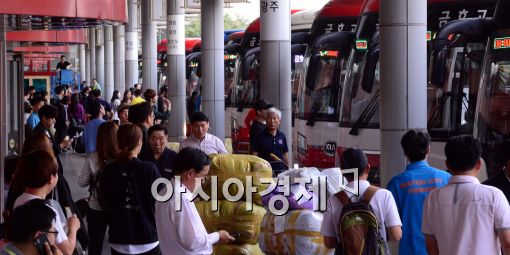 [포토]붐비는 강남고속터미널, 고향가는 시민들