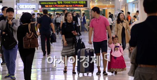 [포토]'고향으로 향하며'....한복을 곱게 차려입고