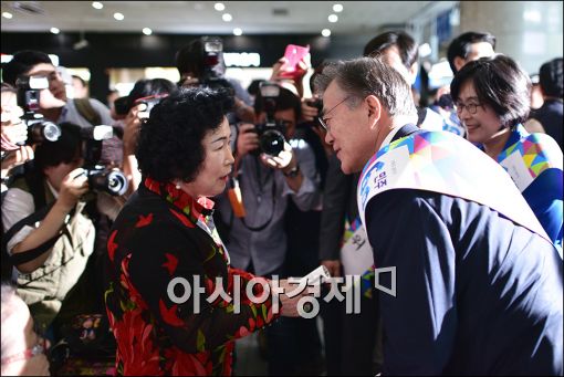 [포토]귀성인사하는 문재인 대표