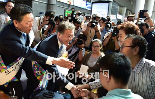 [포토]문재인 대표 "고향 잘 다녀오세요"