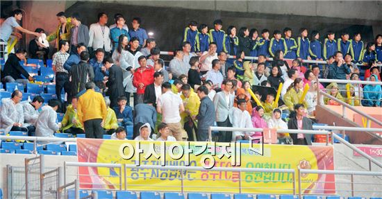 지난 23일  김주현 광주지방법원장을 비롯해 이창한 부장판사 등 임직원 및 가족, 관계자 300여명이 광주월드컵경기장을 찾아 K리그 클래식 32라운드 전북현대와의 경기를 관전하고 광주FC의 K리그 클래식 잔류를 응원했다. 사진=광주FC