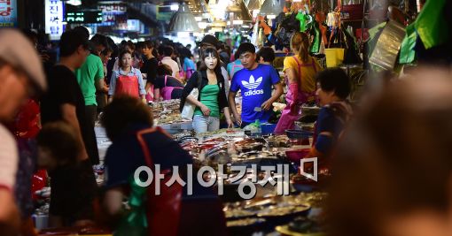 [포토]수산시장에 몰린 시민들