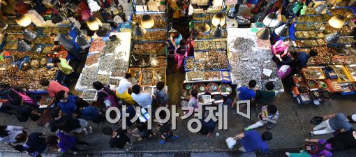 [포토]수산시장에 나선 시민들....추석 앞두고