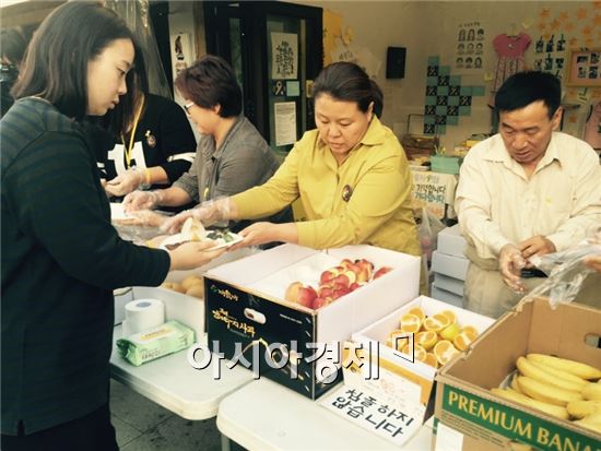 ▲세월호 유가족이 합동 차례현장을 찾은 시민들에 음식을 나눠주고 있다. (사진=원다라 기자)