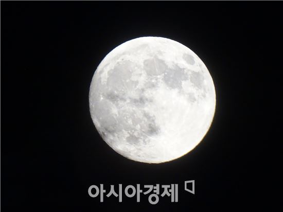 휘영청 밝은 한가위 슈퍼문이 27일 오후 광주시 시가지 상공위로 떠오르고 있다.