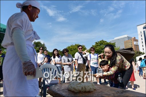 [포토]엄마와 함께하는 떡 매치기