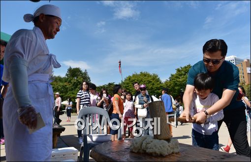 [포토]아빠와 함께하는 떡 매치기