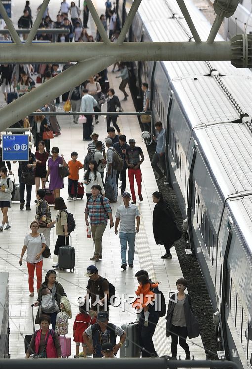 [포토]열차에서 내리는 귀경객