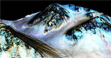 화성 소금물 개천. 사진=NASA 제공
