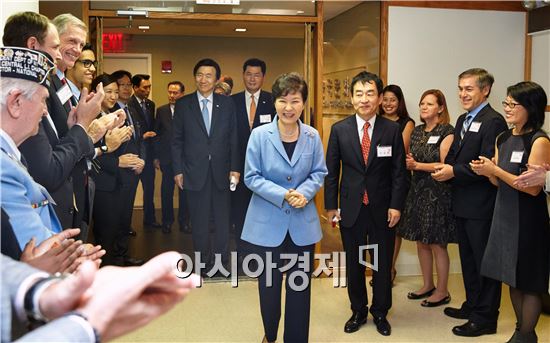 박근혜 대통령이 28일(현지시간) 미국 뉴욕 한국문화원에서 열린 ‘국가브랜드 전시 및 K-컬쳐 체험행사’에 참석해 'K-컬쳐 서포터즈'들의 박수를 받으며 입장하고 있다.[사진=청와대 제공]