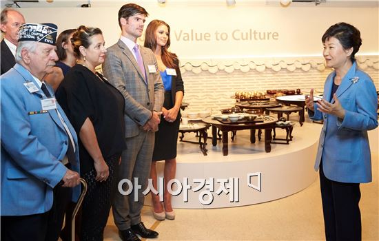 박근혜 대통령이 ‘국가브랜드 전시 및 K-컬쳐 체험행사’에 참석해 'K-컬쳐 서포터즈'로 위촉된 미국인들과 이야기를 나누고 있다.[사진=청와대 제공]
