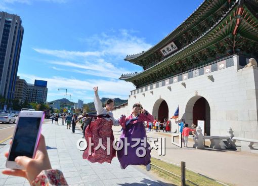 [포토]명절, 시내 곳곳에서 한복 "추억 남기기 위해"