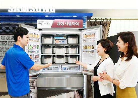 30일 삼성 디지털프라자 강남본점에서 삼성전자 판매사원이 김치냉장고 구매 고객들에게 2016년형 삼성 '지펠아삭'을 소개하고 있다.
