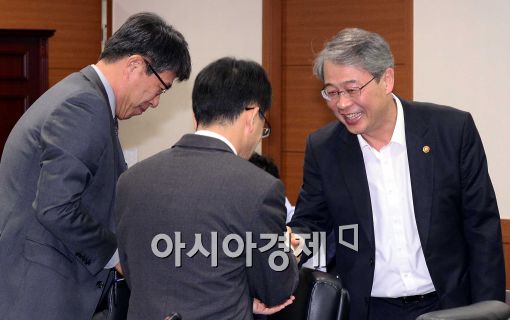 [포토]인사 나누는 임종룡 금융위원회 위원장