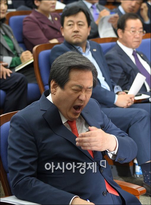 [포토]피곤한 김무성 대표