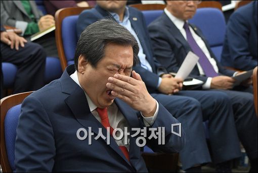 [포토]김무성 대표, '피곤하네'