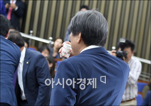 [포토]김무성 "물 마시는 모습, 보여주기 싫다"