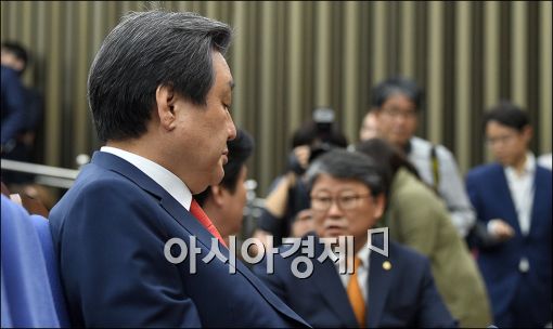 [포토]조원진 수석, 흴끗 바라보는 김무성 대표