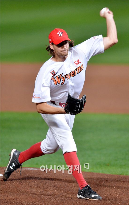 [포토]역투하는 SK 선발 세든